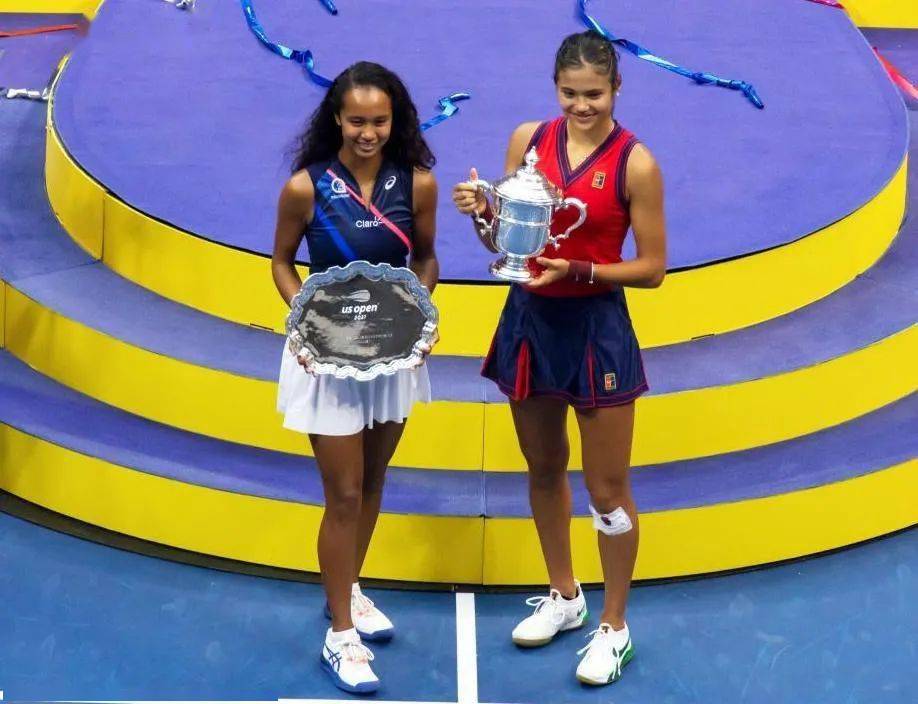 他们借由高 他们借由高